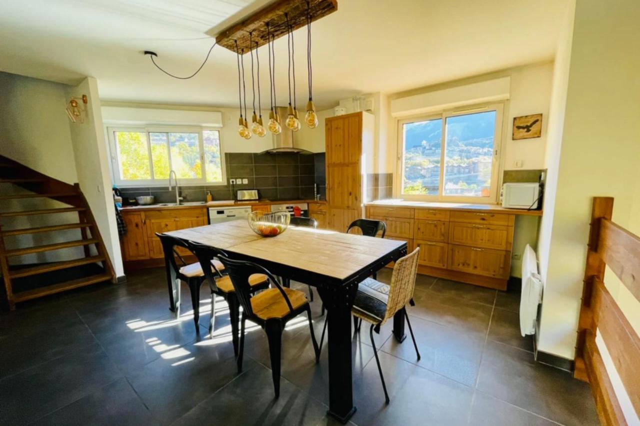 Appartamento Large Chalet With Terrace And View In Briancon Esterno foto