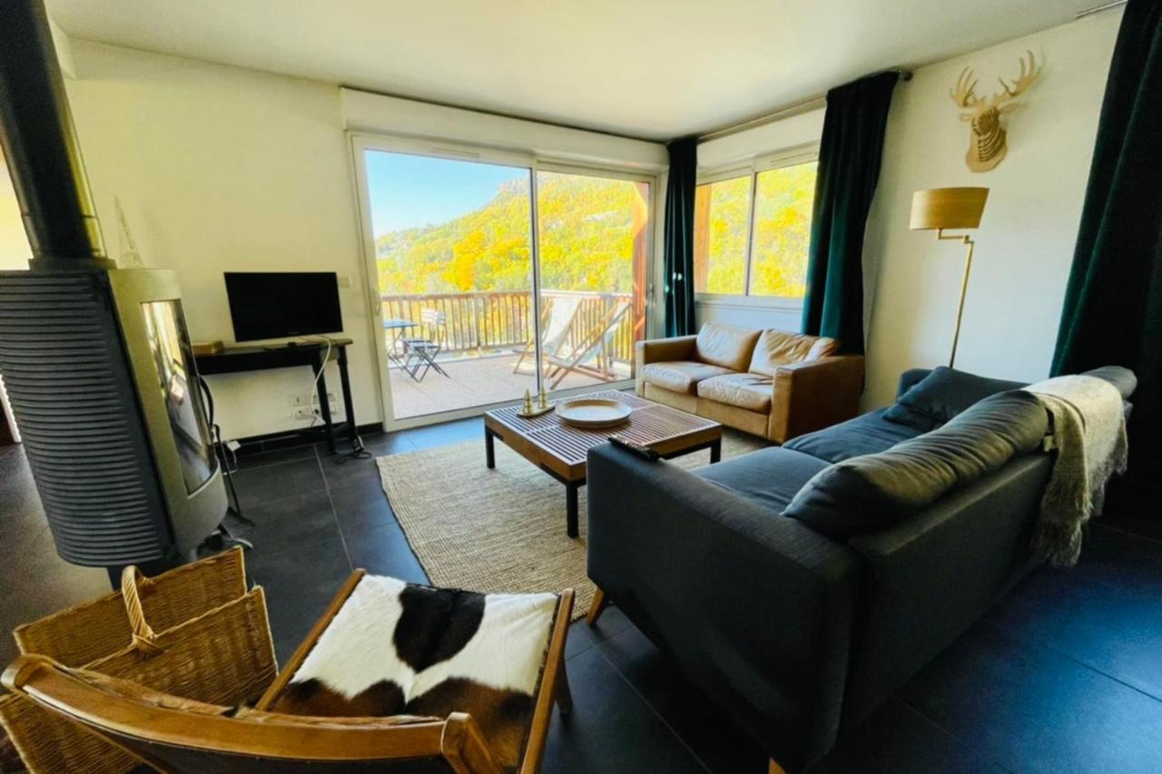 Appartamento Large Chalet With Terrace And View In Briancon Esterno foto