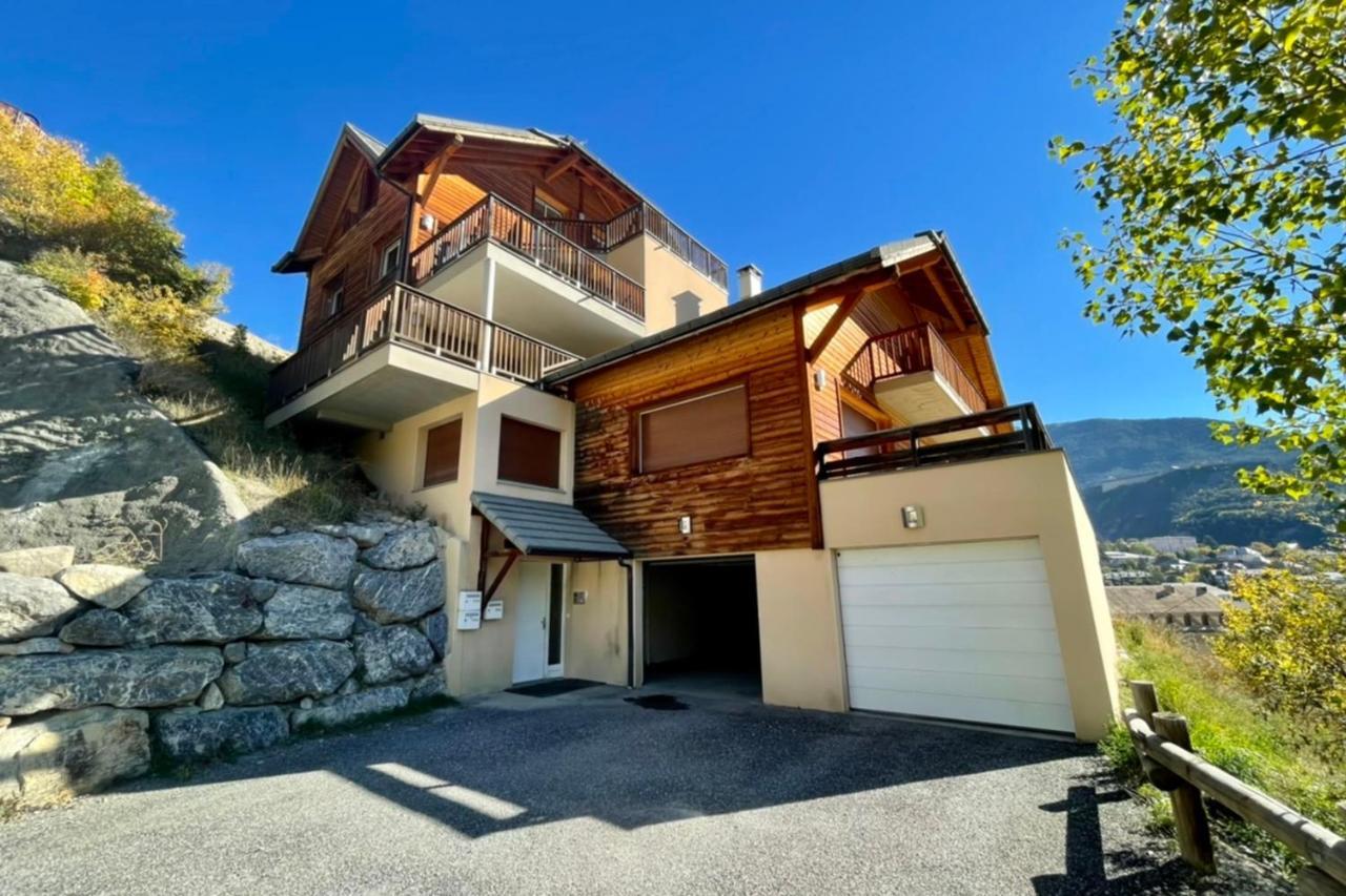 Appartamento Large Chalet With Terrace And View In Briancon Esterno foto