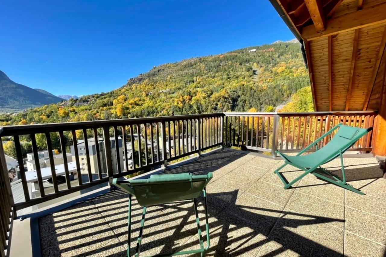 Appartamento Large Chalet With Terrace And View In Briancon Esterno foto